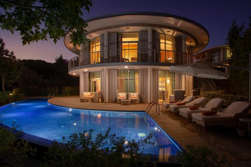Superior Villa with Two Ways Airport Transfer image 1
