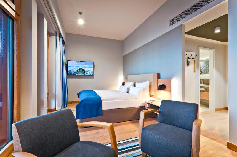 Superior Double Room with Sea View image 4