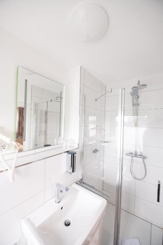 Single Room with Shower image 3