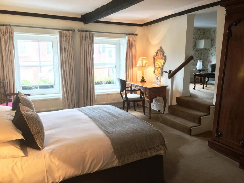 Superior King Room image 3
