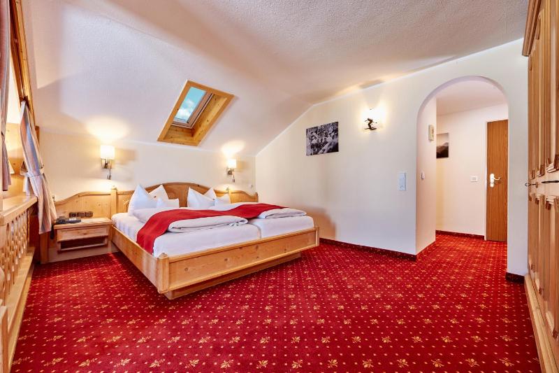 Superior Double Room with Balcony image 4