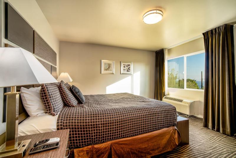 Deluxe King Room with Sea View image 3