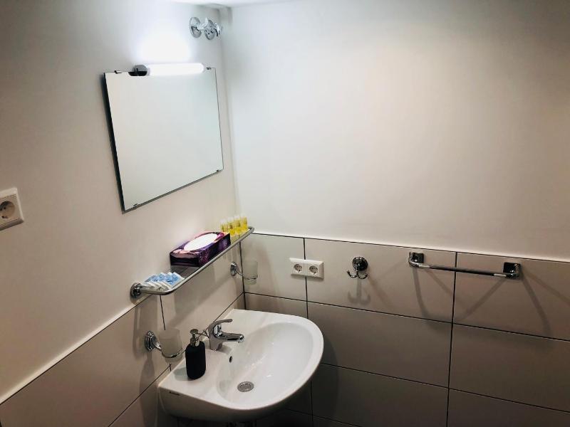 Standard Quadruple Room image 4