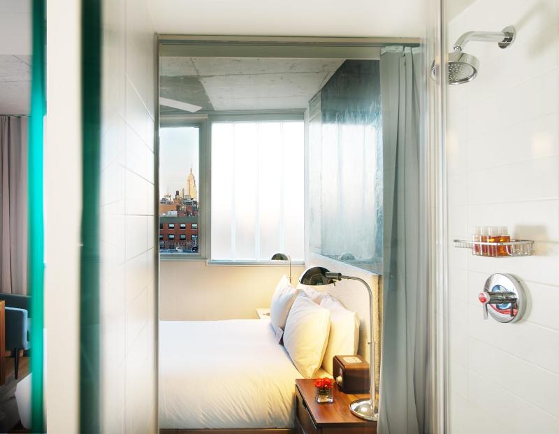 Deluxe Queen Room image 2