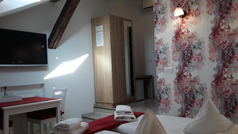 Double Room image 4