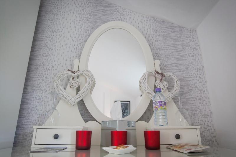 Deluxe Double or Twin Room image 1