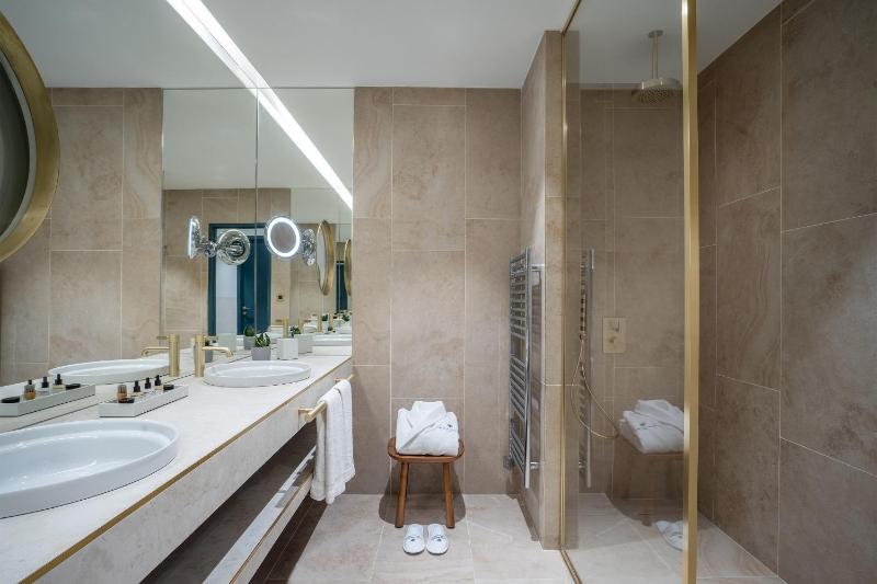 Superior Double Room image 4