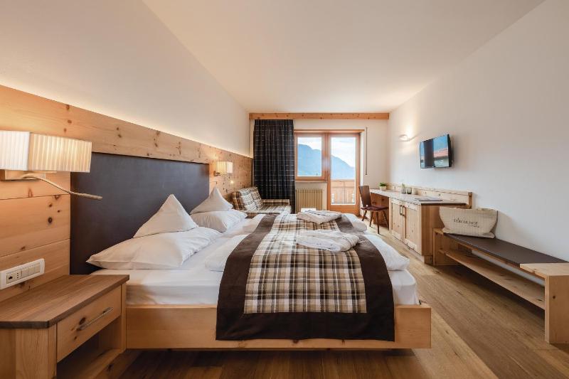 Superior Double Room with Balcony image 4