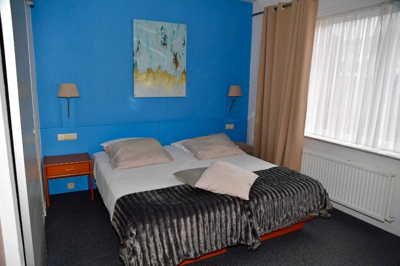 Superior Twin Room image 3