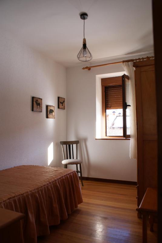 Standard Single Room with Shared Bathroom image 1