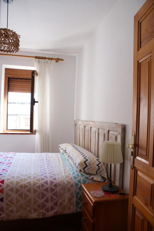 Queen Room with Shared Bathroom image 3