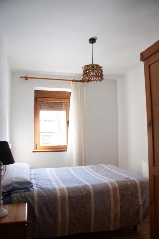 Queen Room with Shared Bathroom image 2