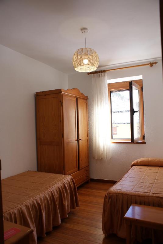 Standard Twin Room with Shared Bathroom image 2