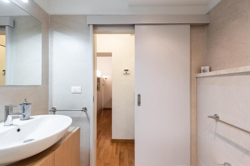 One-Bedroom Apartment - 1, Via Dei Conti image 3