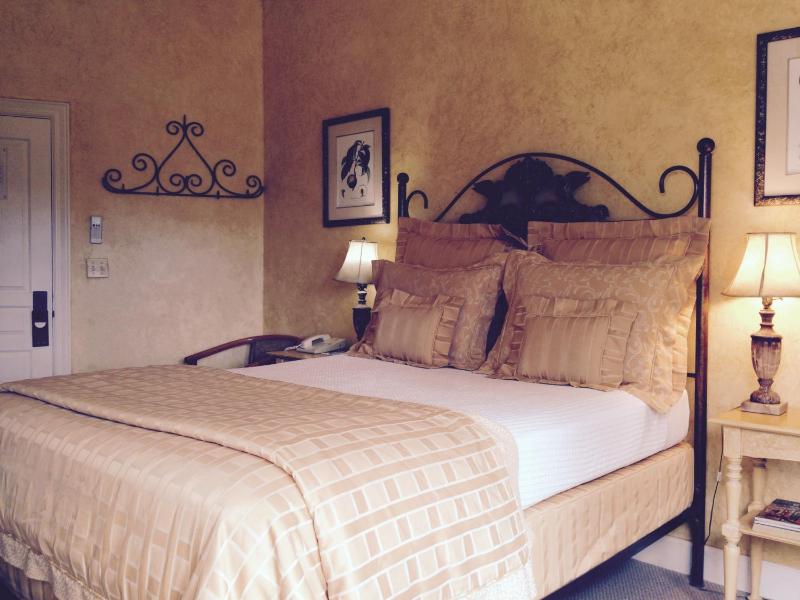 Deluxe King Room image 3