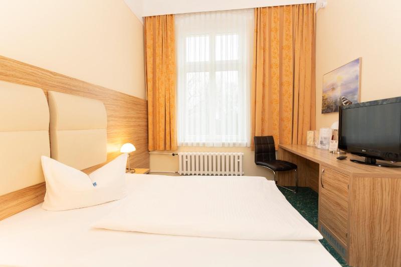 Standard Double Room image 2