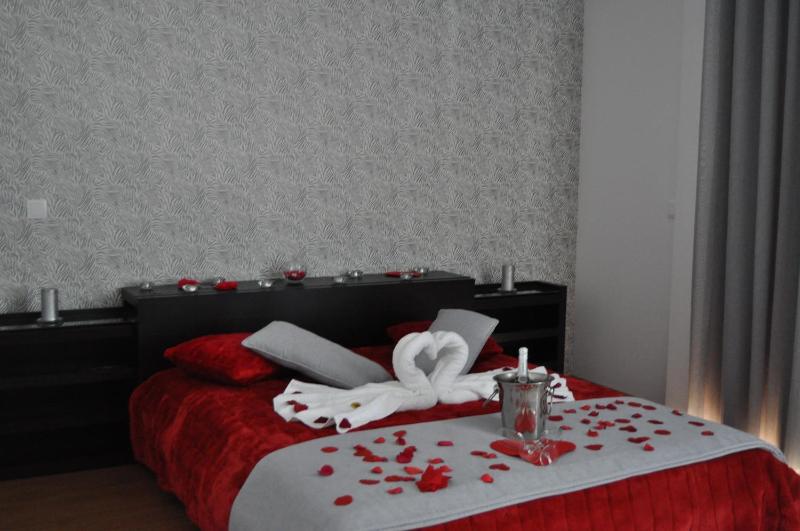 Double Room with Balcony image 2