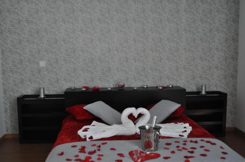 Double Room with Balcony image 3