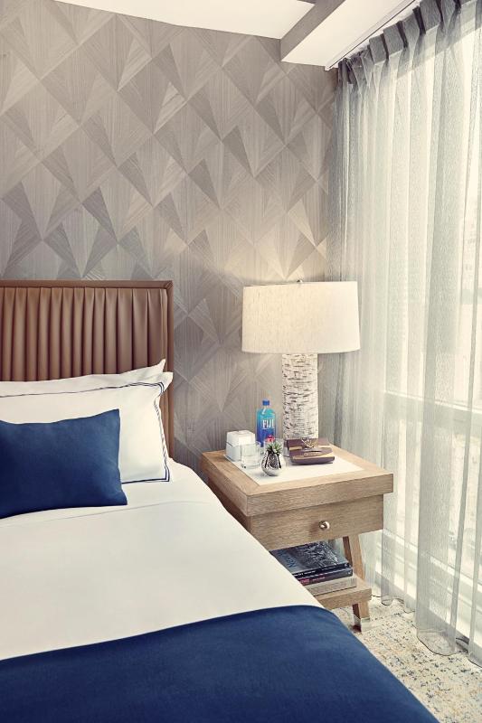 Deluxe King Room image 3