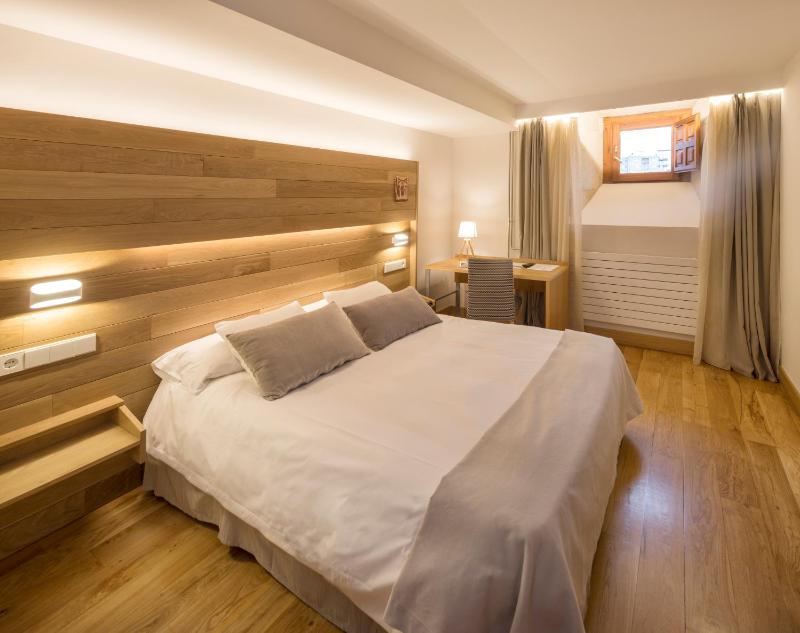 Single Room with Free Parking image 3