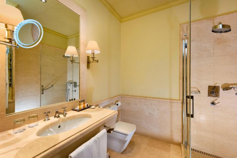 Superior Double Room image 3