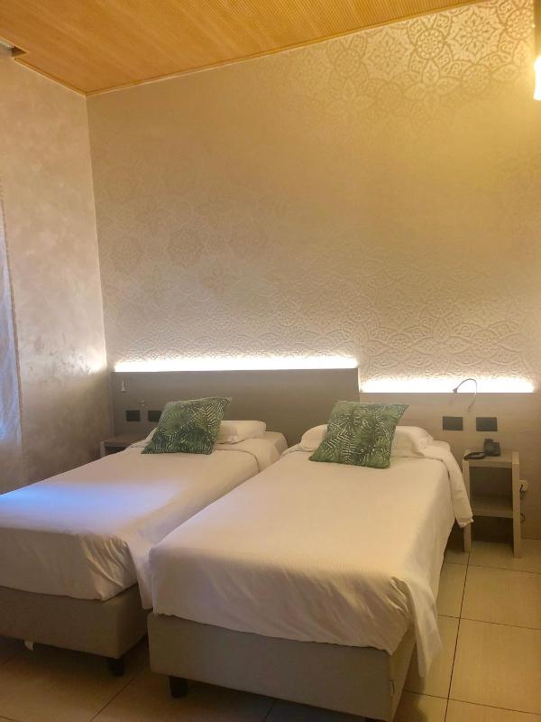 Twin Room image 4