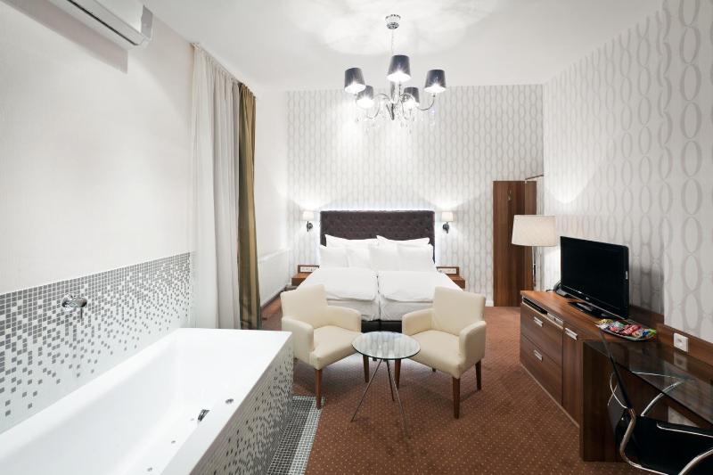 Royal Club Double Deluxe Room with Spa Bath image 4