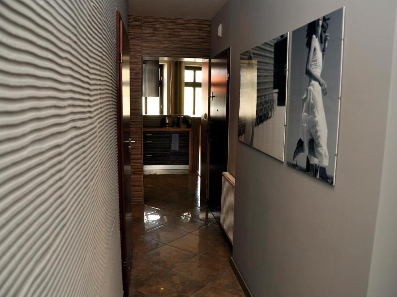 Deluxe Two-Bedroom Apartment image 4