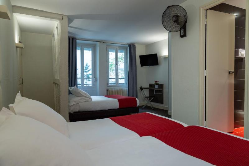 Quadruple Room image 2