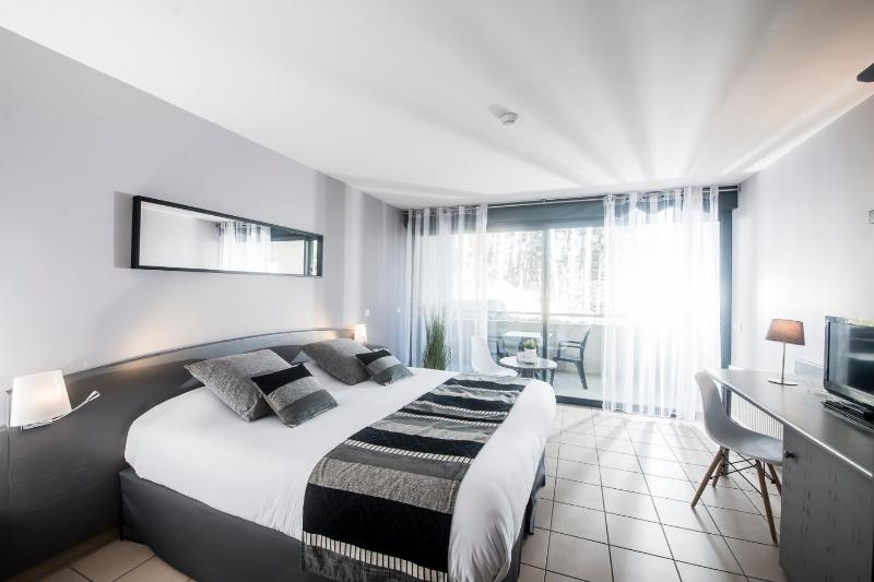 Double Room with Pool Access image 1