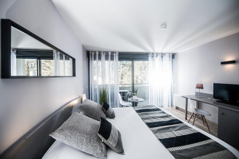 Double Room with Pool Access image 3