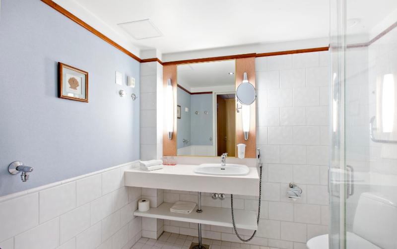 Superior King Room with Balcony - Annex Building image 4