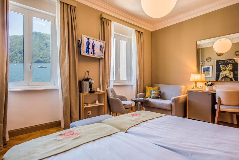 Premium Twin Room with Lake View image 1