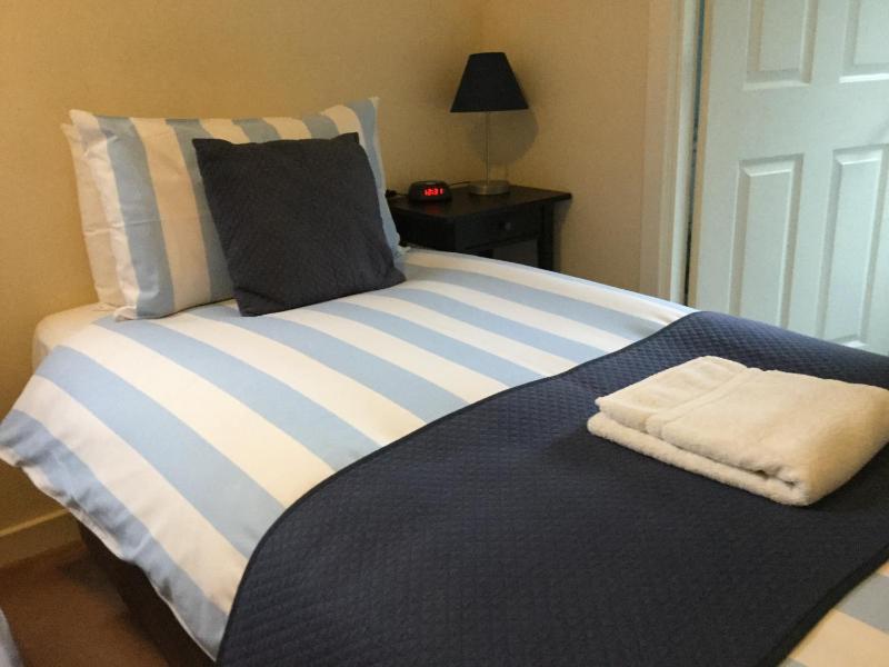 Twin Room image 3