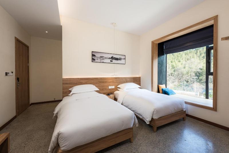 Superior Twin Room image 4