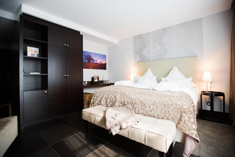 Deluxe Double Room image 2