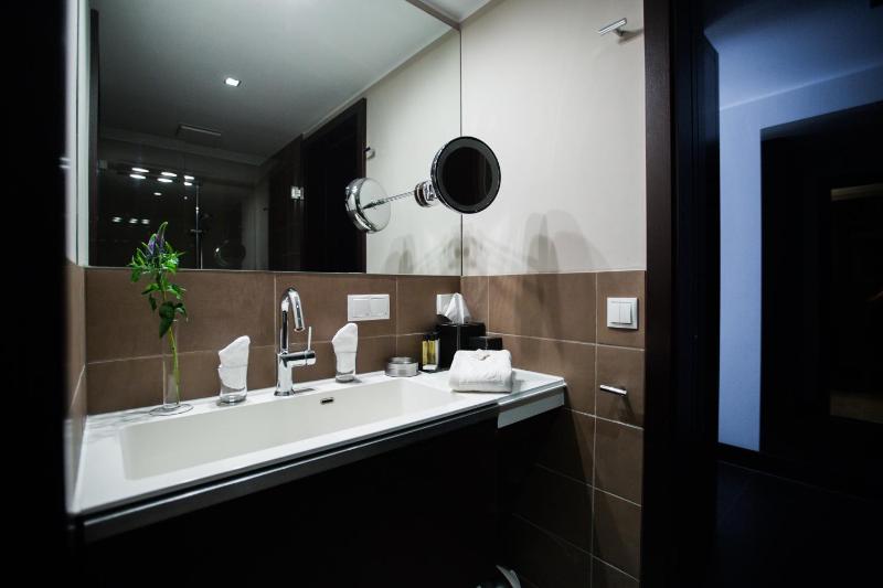 Deluxe Double Room image 4