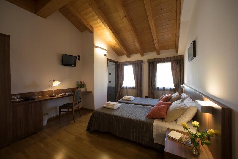 Standard Double or Twin Room image 4