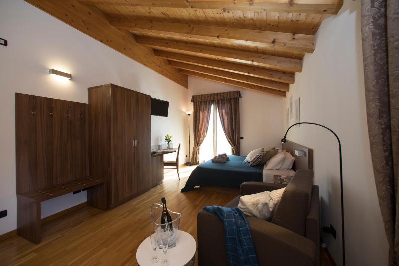Junior Suite with Balcony image 3