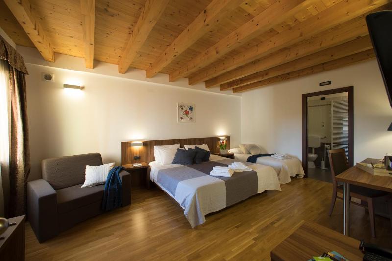 Superior Triple Room image 3