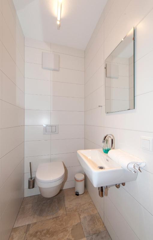 Apartment 3 image 4