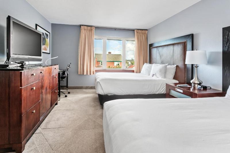 Queen Room with Two Queen Beds image 3