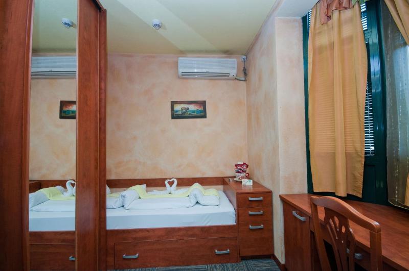 Economy Single Room image 4