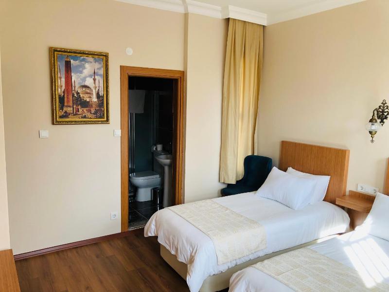 Standard Triple Room image 3