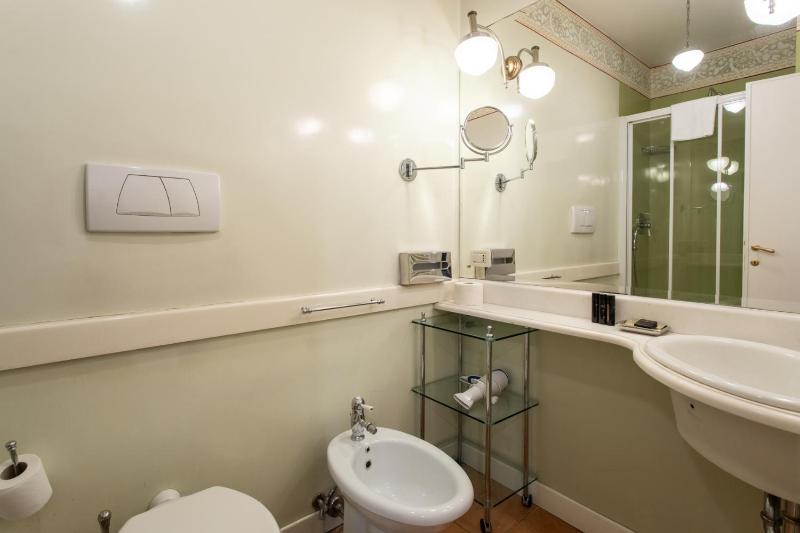 One-Bedroom Apartment with Terrace Split Level (4 Adults) image 3