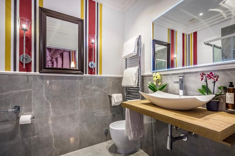 Deluxe Queen Room with Cathedral View  image 2