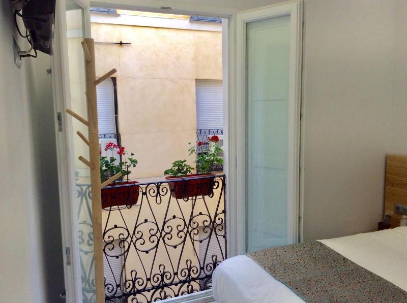 Standard Double Room image 3