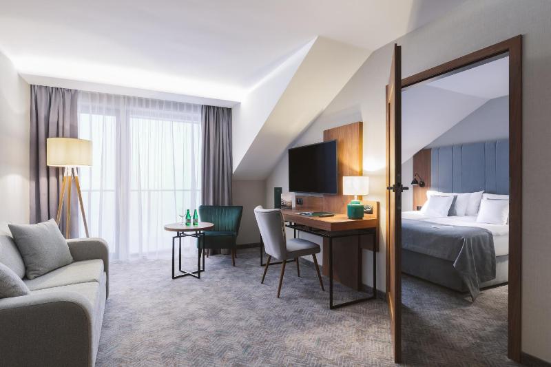 Deluxe Triple Room with a double bed or two twin beds image 4