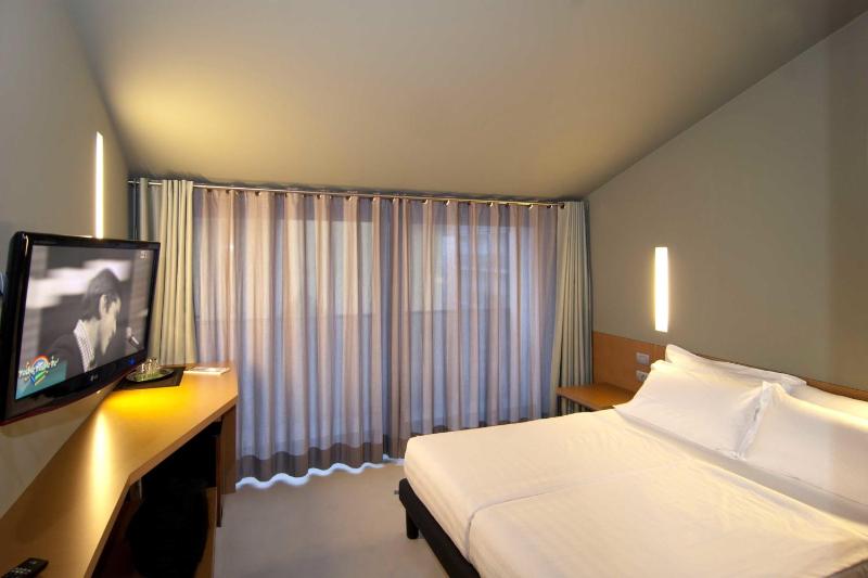Triple Room with Balcony image 3