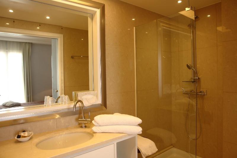 Superior Double Room with Terrace and Sea view  image 2